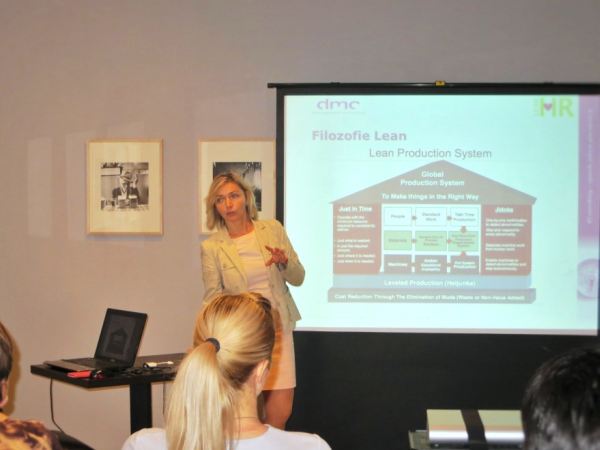 Jitka Tejnorová, partnerka DMC management consulting, přednáší o propojení Leanu a HR