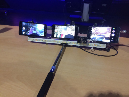 Selfie tyč „Mr. Hollywood“ na multi-live streamy vyrobena v Recruitment Academy