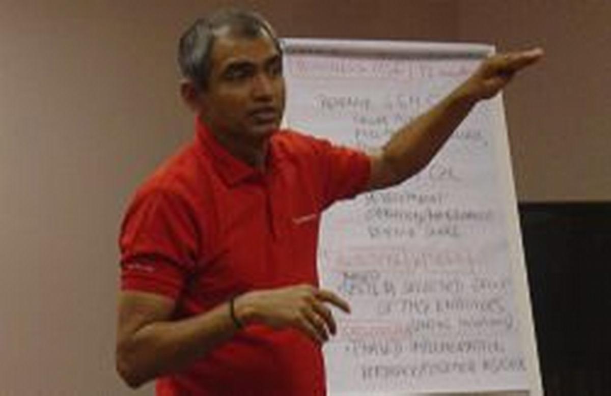 profesor Ram Sundaresan z GL&C Europe školí marketing pro společnost T-Mobile 