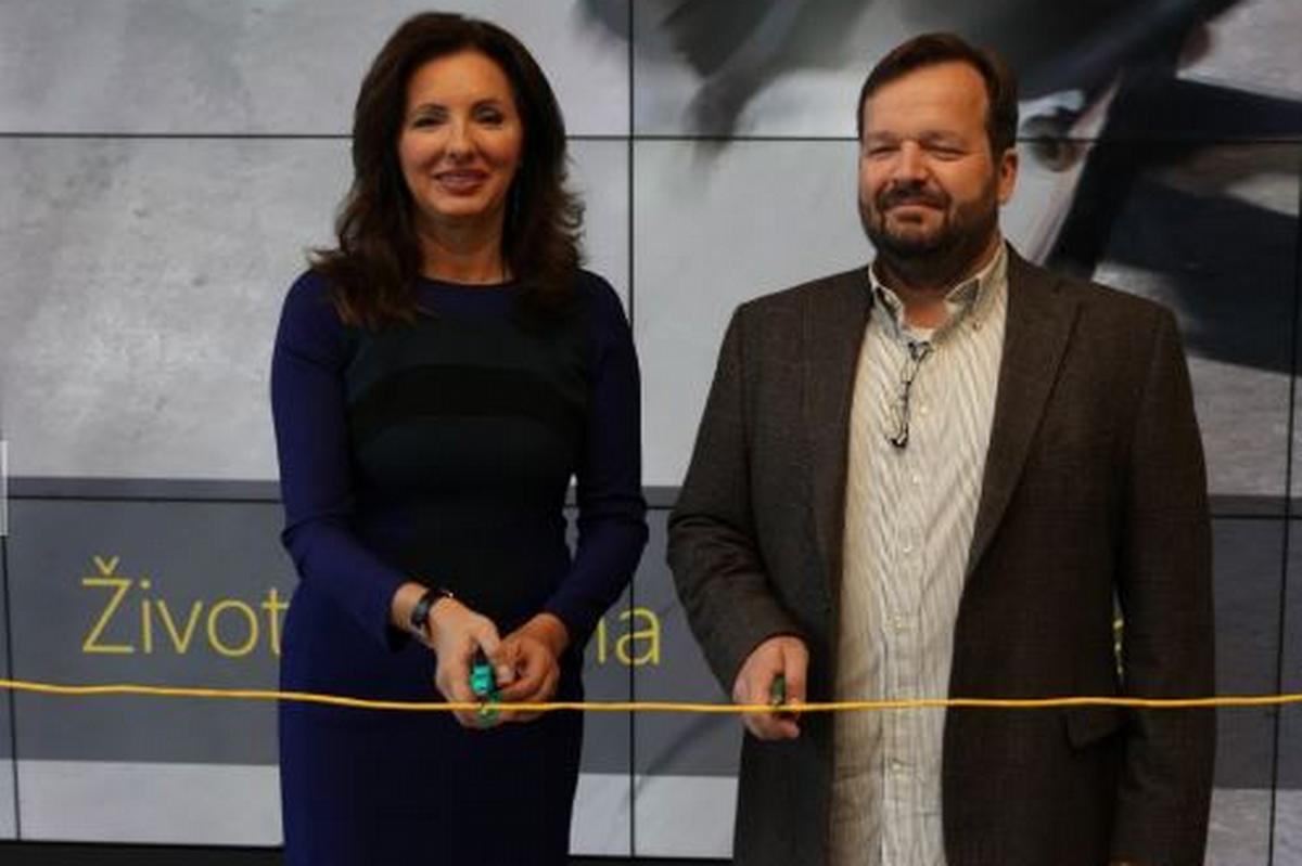 Symbolické otevření světa práce odkudkoli přestřižením kabelu. Na fotografii Biljana Weber a Tomáš Vocetka