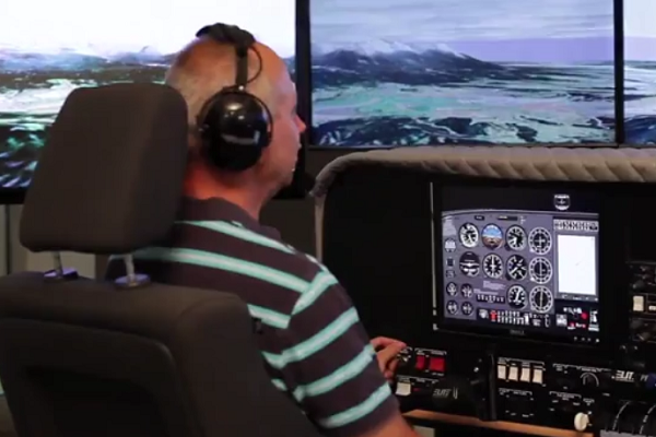 Miroslav Krček v leteckém simulátoru AeroLife Academy