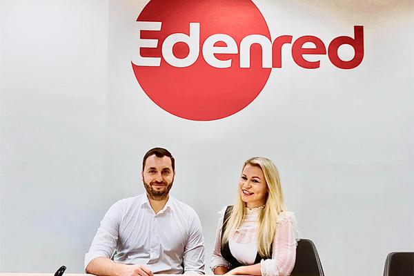 Aneta Martišková, Corporate Affairs Director Edenred a Josef Kadlec, CEO Recruitment Academy podepisují smlouvu o spolupráci.