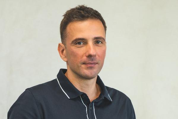 Roland Džogan, Ydistri