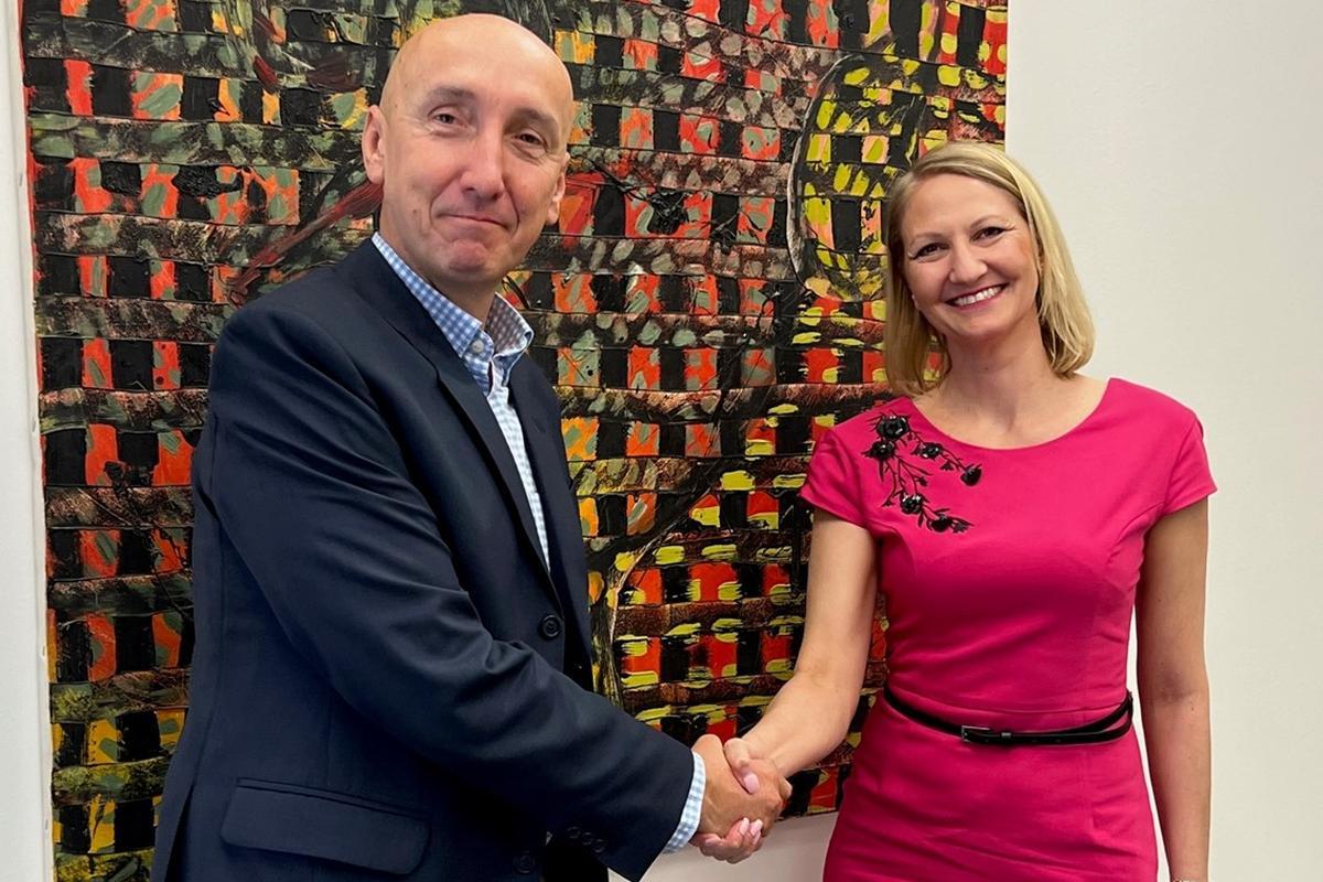 Martina Dubcová a David Pankiv uzavírají dohodu.