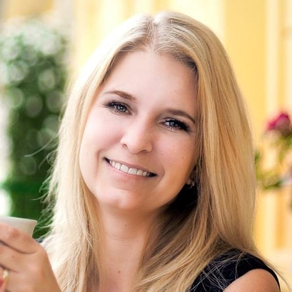 Martina Suchá, Coweo