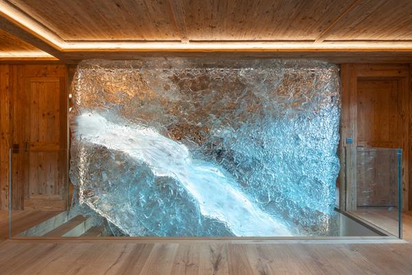 „The Glaciero“ – skleněná instalace inspirovaná ledovcovými jeskyněmi, vytvořená pro soukromou rezidenci v Gstaadu.